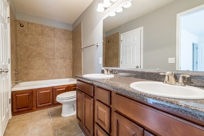 Building Photo - Well-Kept 3 BR home Near Walmart and Schools!