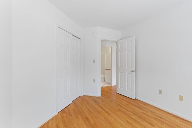 Building Photo - Spacious Townhouse with Basement in Farmvi...
