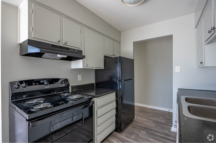 2BR, 1BA - 840SF - Kitchen - The Sterling