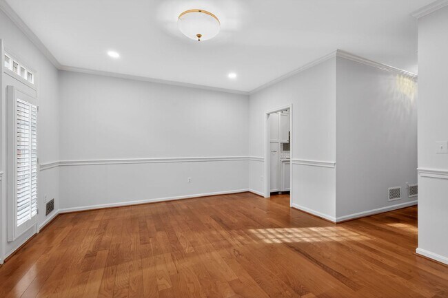 Building Photo - Old Town Alexandria Home | April Incentives Available