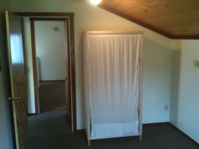 Building Photo - 3/1 Close to UC, hiking, mountain biking and downtown