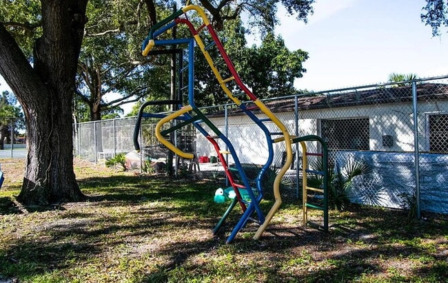 Building Photo - Centrally Located 3 bedroom 2.5 bath Townhome.