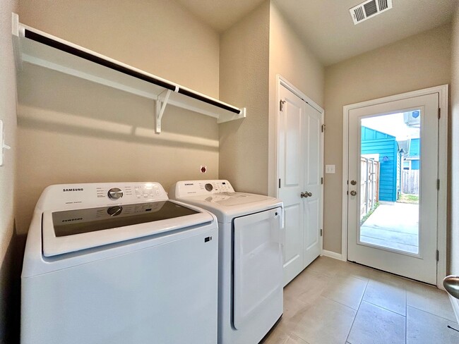 Building Photo - 202 Elm Br Trl