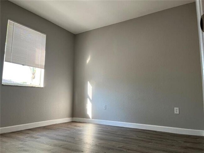 Building Photo - 349 NE 36th Terrace