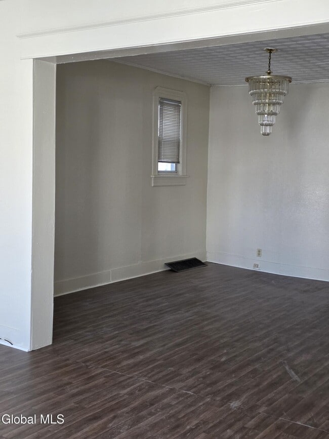 Building Photo - 918 Delamont Ave