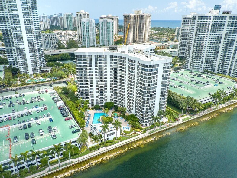 Building Photo - 3600 Mystic Pointe Dr