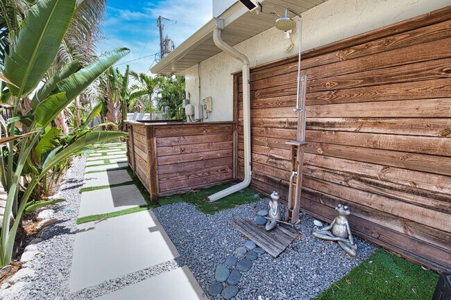 Building Photo - Seasonal Venice Island Pool Home half block from Golden Beach deeded access to the Gulf!