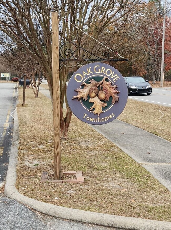 Building Photo - Oaks Townhouses