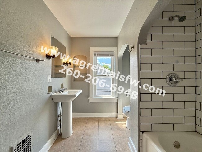 Building Photo - 3 Bedroom House