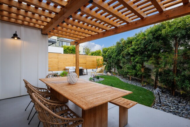 Building Photo - 623 Colima St