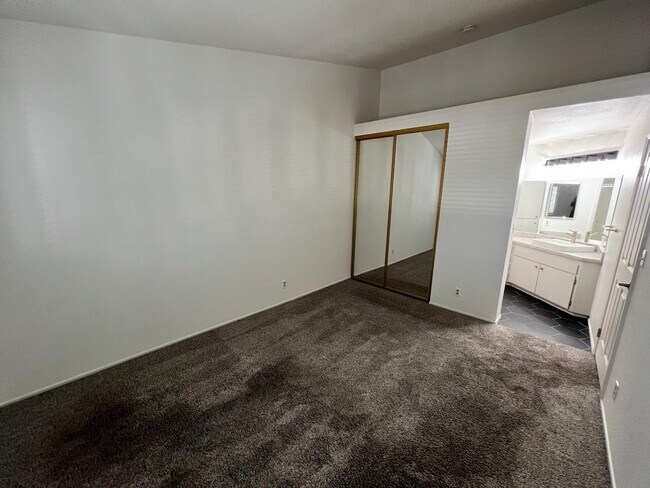 Building Photo - 1018 Cedar Gables Dr