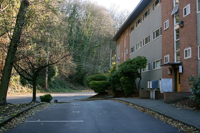 Front Entry - Lakeview Apartments