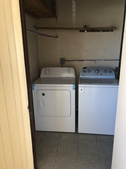 Laundry - 805 Foresteria Dr