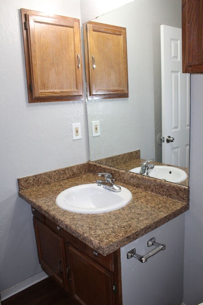 Building Photo - 3 bed 2 bath