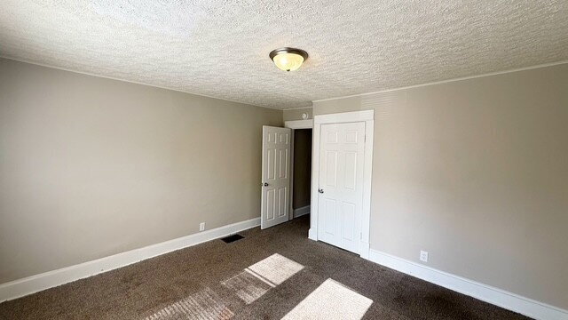 Building Photo - CENTER TOWNSHIP 3 BEDROOM DUPLEX AVAILABLE NOW!  ACCEPTS SECTION 8