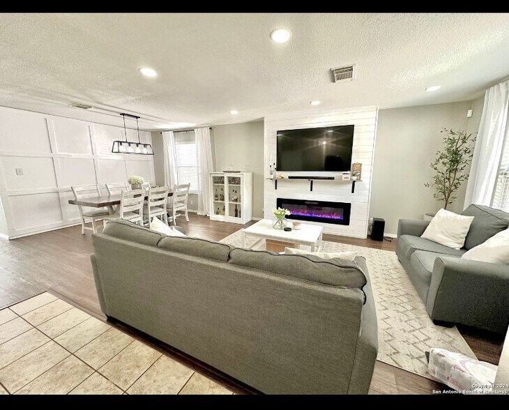 Building Photo - 10142 Amber Flora Dr
