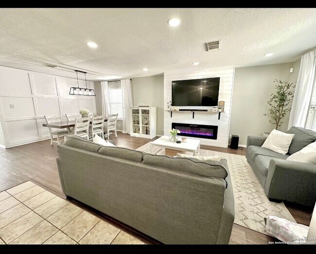 Building Photo - 10142 Amber Flora Dr