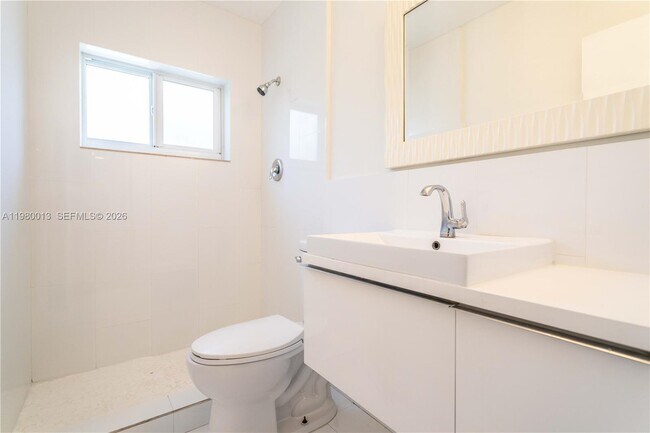 Building Photo - 1940 Biarritz Dr