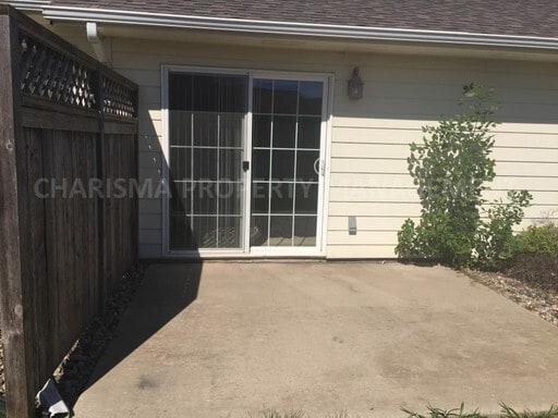 Building Photo - 2 BDS, IN BRANDON, TOWN HOME, ATTACHED GAR...