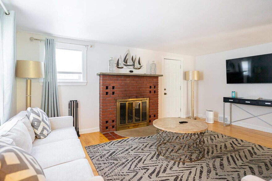 Building Photo - 253 Main St