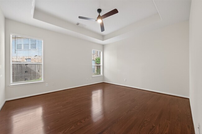 Building Photo - 14335 Plum Springs Dr