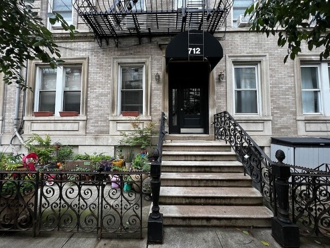 Building Photo - 712 Willow Ave
