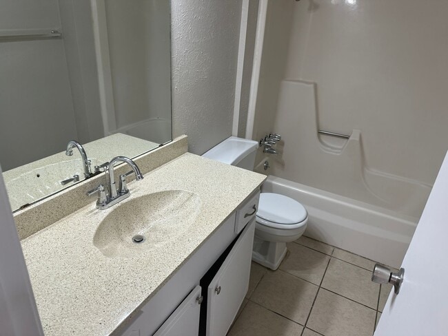 Building Photo - REFRESHED HALF DUPLEX IN IRVING!!