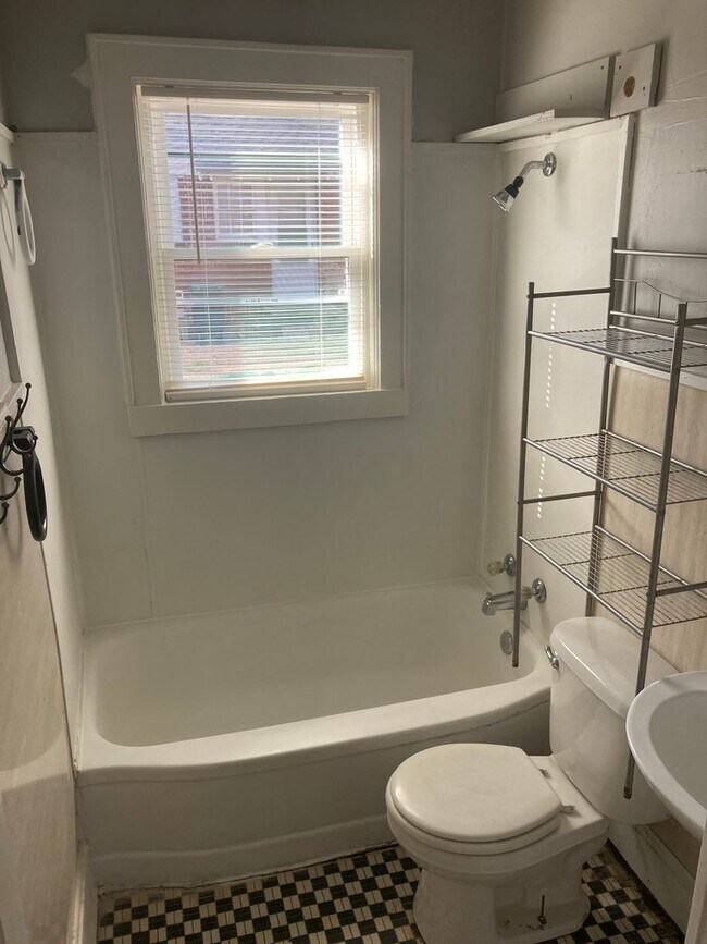 Building Photo - 403 N Elm St NW
