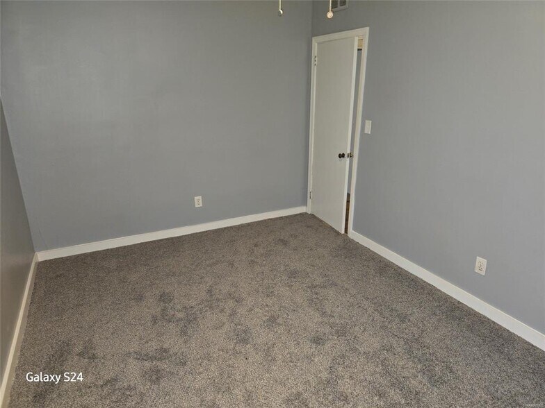 Building Photo - 2141 Meadowlane Dr