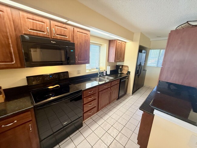 Building Photo - 2 bed 2 bath Turnkey Yearly Rental – Water...