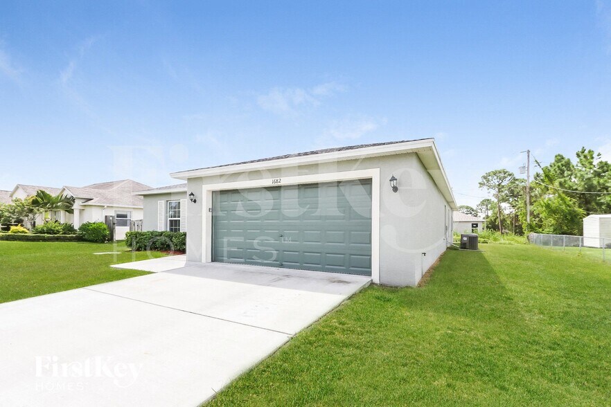 Building Photo - 1682 SW Crawford Ave