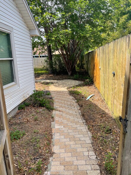 Building Photo - 9408 Octavia Ln