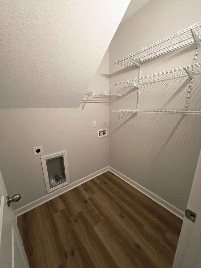 Building Photo - 4 Bedroom #3 Bath Towne Pointe