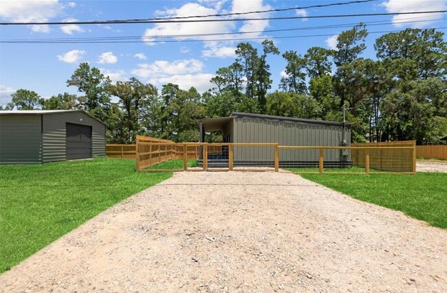 Building Photo - 10880 Sleepy Hollow Rd