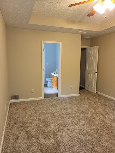 Primary bedroom - 119 Bay Court Dr