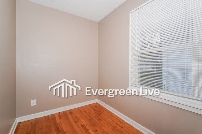 Building Photo - 1144 Chelsea Ave