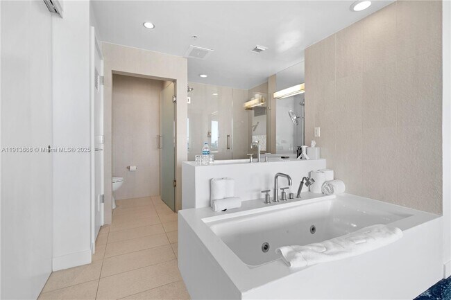 Building Photo - 3101 Bayshore Dr