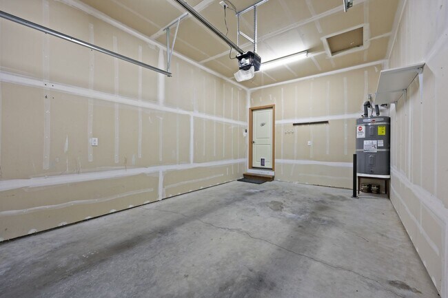 Building Photo - MOVE IN READY! 2 bed, 2 bath townhouse. No...