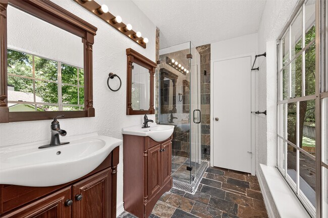 Building Photo - 42 Rockridge Dr