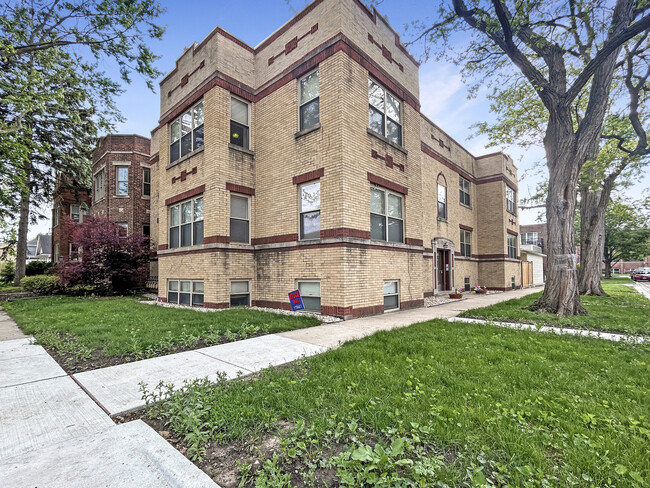 Primary Photo - 6766 N Onarga Ave