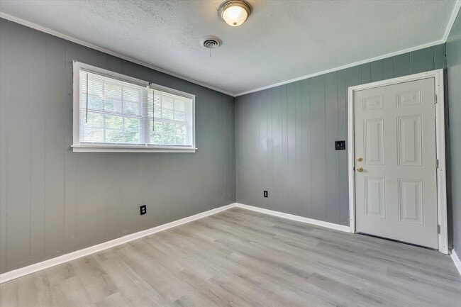 Building Photo - 2408 Southdale Dr