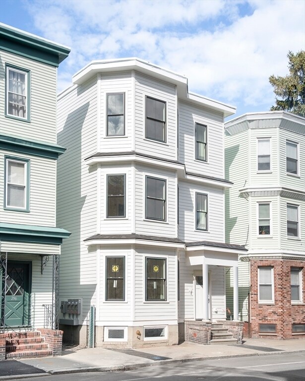 Building Photo - 298 Maverick St