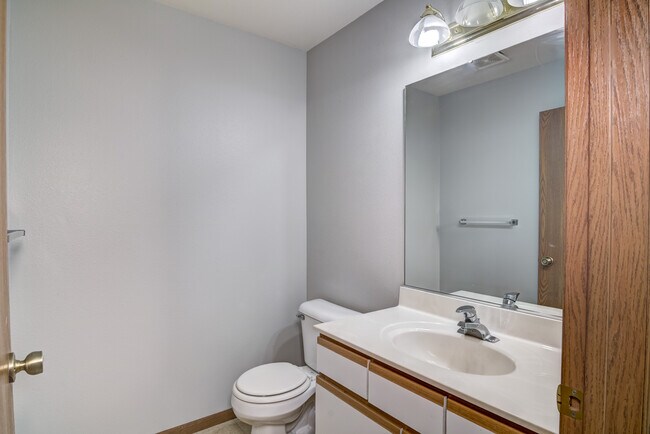 Building Photo - 3203 Oak Knoll Dr