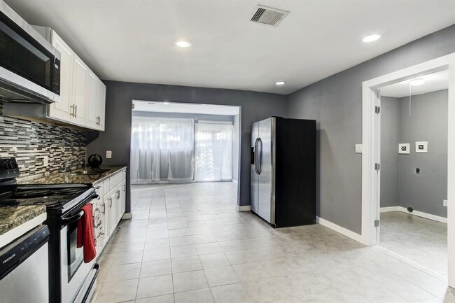 Building Photo - 9005 Cheer St