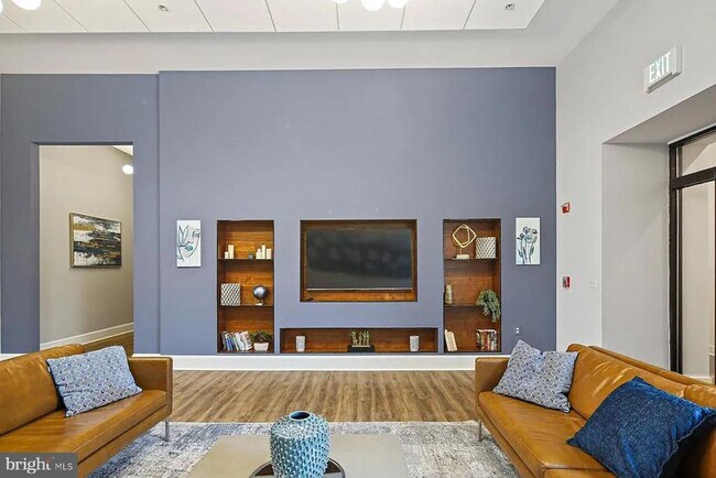 Building Photo - 301 W Franklin St