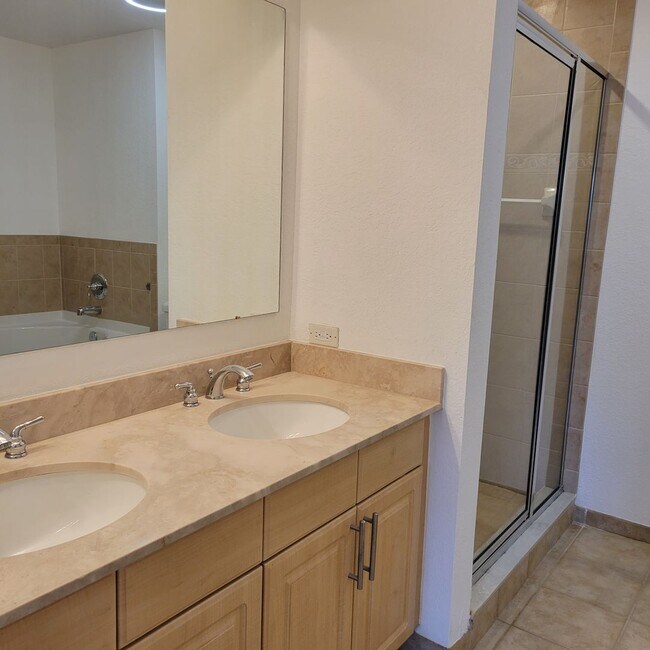 Building Photo - Annual unfurnished luxury 3/2 condo downtown Sarasota overlooking a park!