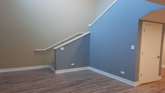 Building Photo - Elevate Your Lifestyle, Stunning 3-Bedroom Loft in Evanston