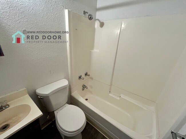 Building Photo - 621 Park Dr N