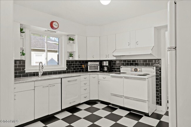 Building Photo - 162 Lake Ave