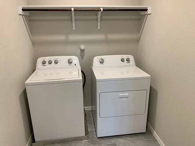 Building Photo - 271 Kinsley Wy